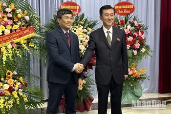 Thứ trưởng Thường trực Bộ Ngoại giao Nguyễn Minh Vũ (bên trái) và Đại biện lâm thời Đại sứ quán Triều Tiên Ri Ho Jun.