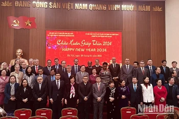 Các đại biểu Việt Nam và quốc tế cùng chụp ảnh kỷ niệm.