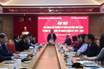 Đồng chí Nguyễn Trọng Nghĩa phát biểu tại cuộc gặp mặt đoàn trưởng cơ quan đại diện Việt Nam ở nước ngoài.
