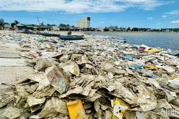 Nguy cơ dịch bệnh từ rác thải ứ đọng nhiều năm ở vùng biển Sa Huỳnh.