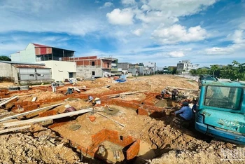 Nhiều hộ dân vào khu tái định cư Bàu Lề xây dựng nhà ở để sớm bàn giao mặt bằng dự án cao tốc đoạn Quảng Ngãi-Hoài Nhơn.