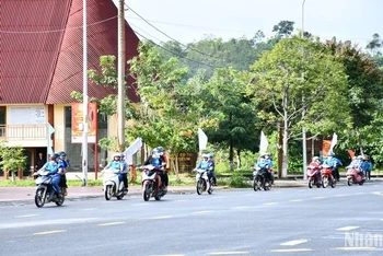 Các cơ quan, đơn vị huyện Tây Giang, tỉnh Quảng Nam diễu hành tuyên truyền phòng, chống tảo hôn và hôn nhân cận huyết thống.
