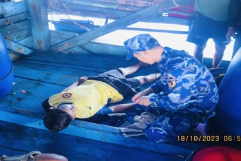 Lực lượng quân y điều trị cho các ngư dân bị nạn. 