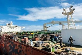 Tàu M.T Legend cập cảng Dung Quất và vào đốc sửa chữa tại Nhà máy đóng tàu Dung Quất ngày 30/10.