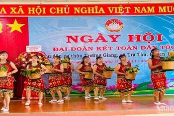 Ngày hội Đại đoàn kết toàn dân tộc tại thôn Trường Giang, là vùng đặc biệt khó khăn của huyện miền núi Trà Bồng.