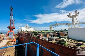 Công ty Công nghiệp tàu thủy Dung Quất sửa chữa tàu chở dầu thô M.T Legend và xảy ra tai nạn làm 9 công nhân thương vong.