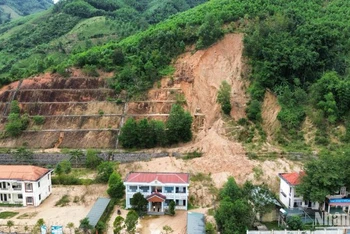 Hàng trăm khối đất đá từ núi cao trượt xuống khu vực nơi có nhiều cơ quan hành chính huyện Sơn Tây.