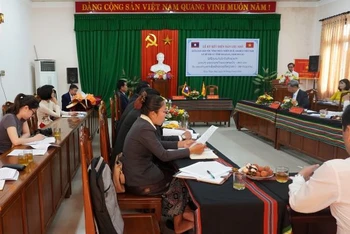 Đại diện hai đoàn công tác của tỉnh Thừa Thiên Huế và Salavan dự lễ ký kết