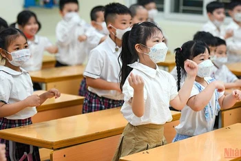Học sinh tiểu học Hà Nội đi học trở lại đầu tháng 4/2022 sau đợt nghỉ dịch Covid-19 (Ảnh minh họa: Thành Đạt).