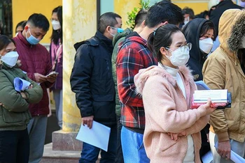 Người dân chờ làm thủ tục cấp giấy chứng nhận nghỉ việc hưởng bảo hiểm xã hội tại phường Hoàng Liệt, quận Hoàng Mai, Hà Nội cuối tháng 2/2022 (Ảnh: Thành Đạt).