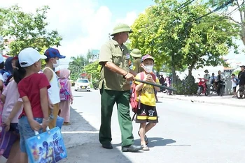 Mô hình tự quản về an ninh trật tự tại cổng trường học ở xã An Ninh, huyện Tiền Hải, tỉnh Thái Bình. (Ảnh: Mai Tú)