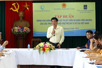 Đại diện Quỹ Bảo trợ trẻ em Việt Nam chia sẻ tại buổi tập huấn. (Ảnh: NFVC cung cấp)