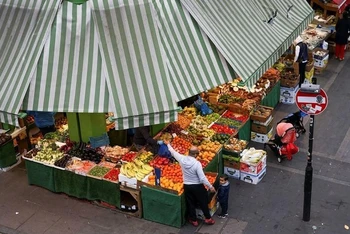 Người dân Anh mua trái cây và rau quả tại chợ Brixton ở London. (Ảnh: Reuters)