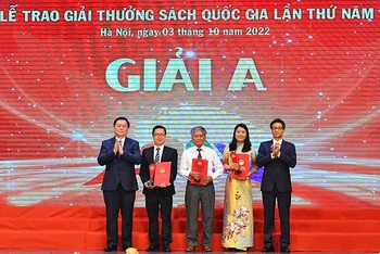 Đồng chí Nguyễn Trọng Nghĩa và đồng chí Vũ Đức Đam trao giải A cho tác giả và đơn vị phát hành. (Ảnh: THỦY NGUYÊN)
