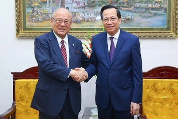 Bộ trưởng Đào Ngọc Dung tiếp Chủ tịch Hiệp hội NAGOMi, Cố vấn cao cấp Liên minh nghị sĩ hữu nghị Nhật-Việt Takebe Tsutomu. (Ảnh: Molisa)