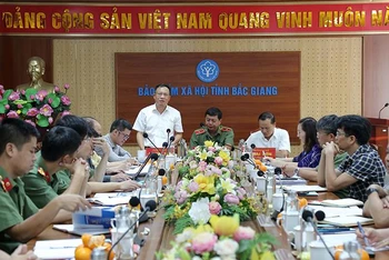 Đoàn công tác làm việc tại Bảo hiểm xã hội tỉnh Bắc Giang. (Ảnh: VSS)