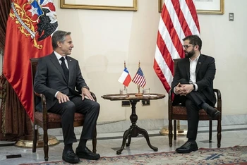 Tổng thống Chile Gabriel Boric trao đổi với Bộ trưởng Ngoại giao Mỹ Antony Blinken. (Ảnh: EFE) 