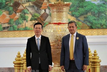 Đại tướng Hun Manet và Thường trực Ban Bí thư Võ Văn Thưởng chụp ảnh lưu niệm sau cuộc gặp. (Ảnh: TTXVN)