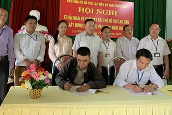 Xã Thài Phìn Tủng, huyện Đồng Văn, ký cam kết xóa bỏ hủ tục với các thôn bản.