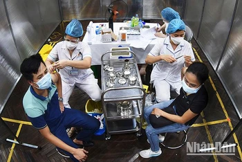 Tiêm vaccine phòng Covid-19 tại Hà Nội (Ảnh: Trần Hải).