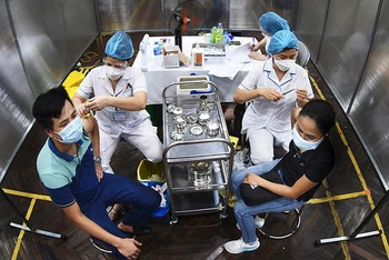 Tiêm vaccine phòng Covid-10 người dân Hà Nội. (Ảnh minh họa: Trần Hải)