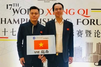 Lại Lý Huynh và Nguyễn Thành Bảo giành huy chương Vàng đồng đội Giải vô địch cờ tướng thế giới 2022. (Ảnh: Sài Gòn giải phóng)