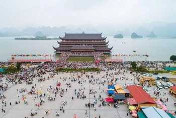 Du khách tới chùa Tam Chúc tăng đột biến trong ngày 14/3/2021. (Ảnh: nhandan.vn)