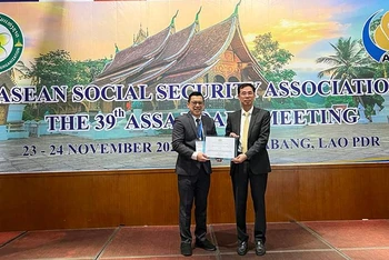 Ban tổ chức trao Giải thưởng Thực tiễn hiệu quả cho đại diện Bảo hiểm xã hội Việt Nam (Ảnh: VSS)