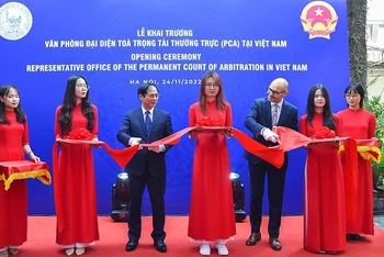 Cắt băng khánh thành Văn phòng đại diện của PCA và gắn biển tên "Ngôi nhà Hòa bình" tại 48A Trần Phú, Hà Nội (Ảnh: Báo Quốc tế).