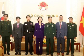 Đại tướng Phan Văn Giang và Đại sứ Oh Young Ju chụp ảnh chung với các đại biểu (Ảnh: Mod).