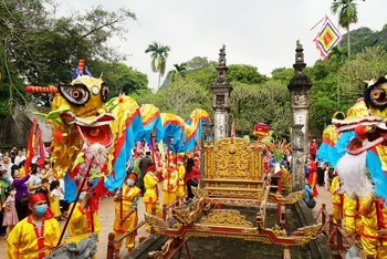 Múa rồng ở đền vua Đinh Tiên Hoàng trong Lễ hội Hoa Lư (Ảnh minh họa: Lê Hồng).