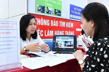 Lao động tìm hiểu thông tin việc làm tại Trung tâm Dịch vụ việc làm Hà Nội. (Ảnh: Thủy Nguyên)