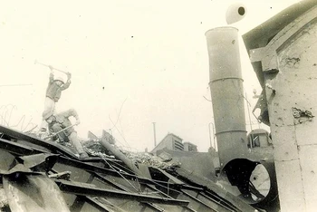Cán bộ-công nhân viên khôi phục Nhà máy Điện Yên Phụ sau những trận ném bom của máy bay Mỹ. (Ảnh: Văn hóa EVN)