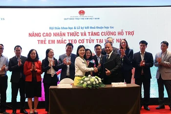 Đại diện Quỹ Bảo trợ trẻ em Việt Nam và Công ty TNHH Novartis Việt Nam ký Thỏa thuận hợp tác. (Ảnh: Mạnh Đức)