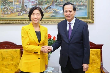 Bộ trưởng Đào Ngọc Dung tiếp tân Đại sứ Hàn Quốc tại Việt Nam Oh Young Ju. (Ảnh: Molisa).