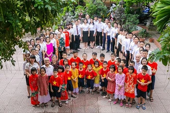 Cán bộ và người cao tuổi, trẻ em được nuôi dưỡng tại Trung tâm Bảo trợ xã hội 3 Hà Nội trong dịp kỷ niệm 30 năm thành lập (Ảnh: Đơn vị cung cấp).