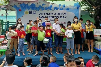 “Ngày hội yêu thương cho trẻ tự kỷ” tại Trường Giáo dục chuyên biệt Khai Trí, Thành phố Hồ Chí Minh, ngày 31/3/2022. (Ảnh: NFVC)