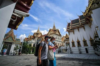 Du khách quốc tế thăm Cung điện Hoàng gia Thái Lan. (Ảnh: Reuters)