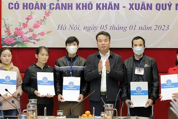 Tổng Giám đốc Nguyễn Thế Mạnh trao quà hỗ trợ bệnh nhân bảo hiểm y tế có hoàn cảnh khó khăn. (Ảnh: Trần Hải)