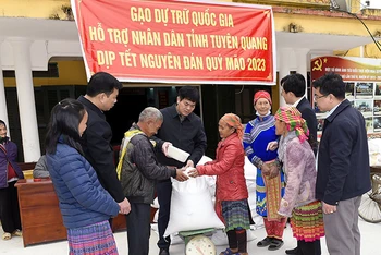 Cấp gạo hỗ trợ Tết Nguyên đán cho người dân tại Tuyên Quang. (Ảnh: GDSR)