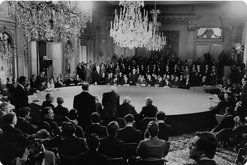 Quang cảnh lễ ký kết chính thức Hiệp định Paris ngày 27/1/1973 tại Trung tâm Hội nghị quốc tế Kléber, ở Paris, Pháp. (Ảnh tư liệu: Trung tâm Lưu trữ quốc gia III, Ban Tuyên giáo Trung ương, Bộ Ngoại giao)