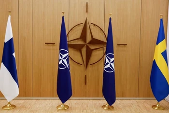 Các lá cờ của Phần Lan, NATO và Thụy Điểm trong một lễ kỷ niệm đánh dấu việc hai nước này nộp đơn xin gia nhập Tổ chức Hiệp ước Bắc Đại Tây Dương tại Brussels, Bỉ, ngày 18/5/2022. (Ảnh: Reuters)