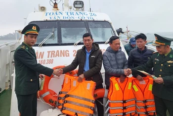 Đồn biên phòng Cô Tô (Quảng Ninh) vừa tuyên truyền, phổ biến Luật bảo vệ biển đảo cho các ngư dân huyện đảo Cô Tô.