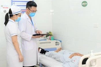 Theo dõi, điều trị và chăm sóc người bệnh tại Bệnh viện đa khoa thành phố Vinh, Nghệ An. (Ảnh: nhandan.vn)