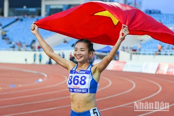 Nguyễn Thị Oanh giành Huy chương Vàng nội dung 3.000 m vượt chướng ngại vật nữ tại SEA Games 31. (Ảnh: THÀNH ĐẠT)