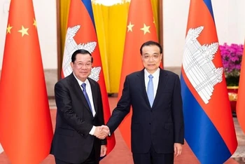 Thủ tướng Trung Quốc Lý Khắc Cường tiếp Thủ tướng Campuchia Samdech Techo Hunsen tại Đại lễ đường Nhân dân ở Bắc Kinh, ngày 10/2/2023. (Ảnh: THX/TTXVN)