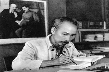 Chủ tịch Hồ Chí Minh trong phòng làm việc của Người tại căn cứ địa Việt Bắc, 1951. (Ảnh tư liệu: Bảo tàng Hồ Chí Minh)