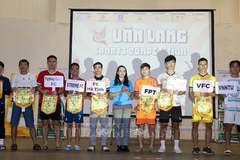 Ban tổ chức trao cờ cho 9 đội bóng đăng ký tham dự giải (Ảnh: Lê Dương/TTXVN)