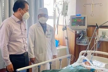 Lãnh đạo ngành y tế An Giang thăm hỏi bệnh nhân bị ngộ độc sau khi ăn chè đậu trắng từ thiện ở xã Long Điền A, huyện Chợ Mới, tỉnh An Giang ngày 4/2/2023. (Ảnh: Thanh Dũng)