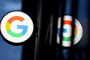Logo của Google bên ngoài cửa hàng Google Store Chelsea ở Manhattan, New York, Mỹ. (Ảnh: Reuters)